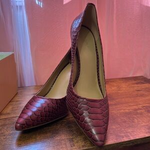 MK Abbi Flex Pump Embossed Printed Leather NIB color Mulberry size 9.5